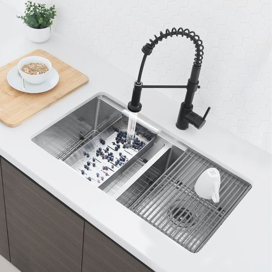 Stylish - Single-Handle Pull-Down Sprayer Kitchen Faucet with Spring Design in Matte Black